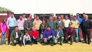 La peña 'La media verónica' visita la finca de Alcurrucén