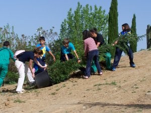 Alumnos del colegio Zurbarán en el parque de 'Las Albercas'. :: C.PINO/