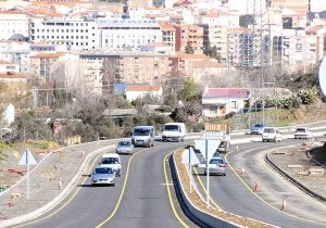 Variante sur de Plasencia, cuando estaba en construcción en el tramo del barrio de Santa Teresa. :: HOY/