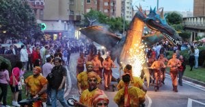 El dragón robotizado entró en primer lugar a la Plaza Mayor y se paseó ante la mirada de todos los cacereños. :: JORGE REY/