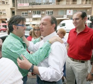 Monago y Fernando Pizarro, ayer a la puerta de la sede del partido en Cáceres. :: LORENZO CORDERO/