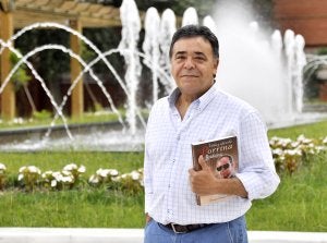 Zambrano, con su libro sobre Porrina. ::
ARNELAS/