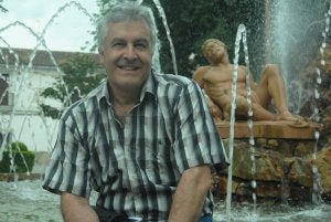 El médico y escritor Antonio María Florez en la plaza de España de Don Benito, su localidad natal. :: LUCÍA GARCÍA MERA/