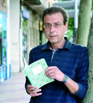 Tomás Pavón con su último libro, 'Almanaque'. :: LORENZO CORDERO/