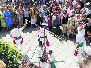 Los bailadores de S. Antonio, ejecutando el trenzado. ::
P. D. CRUZ/