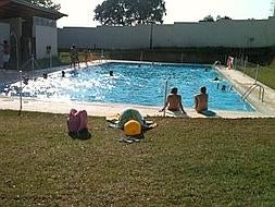 En plena Sierra de San Pedro, la nueva piscina es uno de los atractivos del visitante. Una encina da sombra a los bañistas, que aumentan los fines de semana. :: ALTAMIRANO/