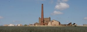 La torre es uno de los elementos más significativos del viejo poblado minero, recientemente declarado Bien de Interés Cultural. :: HOY/