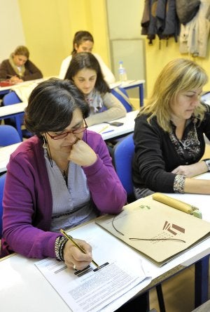 Un grupo de opositores se prepara en la academia Torrente Ballester. :: J. V. ARNELAS/