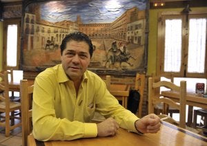 Chupys se deja fotografiar ante un relieve que representa la Plaza Alta de Badajoz. :: J.V. ARNELAS/