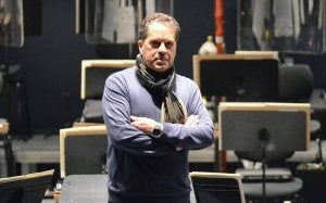 Jesús Amigo, en medio de los atriles del escenario, tras finalizar el ensayo de ayer. :: CASIMIRO/