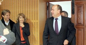 Pedro Escobar y José Antonio Monago, en un acto público el pasado viernes en Cáceres. ::
MARISA NÚÑEZ/