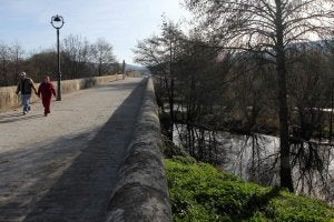 Unos paseantes cruzan el Puente Nuevo que es peatonal tras la terminación de la ronda sur. :: ANDY SOLÉ/