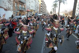 Los ganadores de este año, Los Cariocas, desfilan por la avenida Juan Carlos I. :: BRÍGIDO/