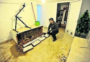 Mario Baselga muestra los destrozos ocasionados en su casa. ::
J. V. A./