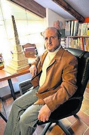 Estanislao García posa con el diseño del obelisco. :: J. V. ARNELAS/
