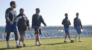 Jugadores del CD Badajoz, durante un entrenamiento en el Nuevo Vivero pacense. :: HOY/