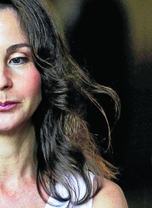 Mercedes Alaya combina su variado vestuario con el maletín repleto de documentación que acarrea a diario entre su casa y el juzgado. ::
E. C./