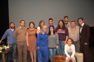 Componentes del grupo posan con Javier Leoni, de Al Suroeste Teatro. :: F. J. N./