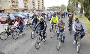 Ciclistas en un acto reivindicativo. :: HOY/