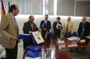 El consejero de Salud recibe la camiseta del colegio de médicos de Badajoz que le regalaron los asistentes a la reunión de ayer. :: BRÍGIDO/