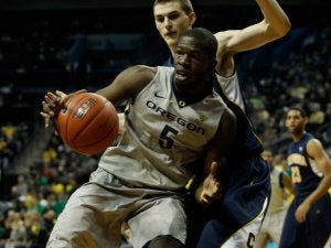 Olu Ashaolu, en un partido de la NCAA con los Oregon Ducks. :: GO DUCKS/