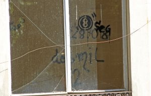 Pintadas. Hasta ocho marcas se pueden ver, entre ellas, la fecha '28.08 dos mil 12' en el interior de una de las habitaciones . :: ARMANDO MÉNDEZ/
