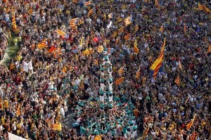 Unos 'castellets' levantaron un castillo humano en medio de la manifestación independentista que recorrió las calles de Barcelona. ::
MARTA
PÉREZ / EFE/