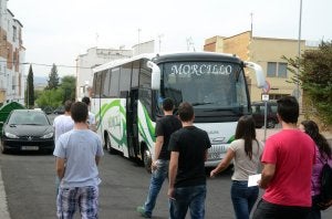 Alumnos de Bachillerato de la localidad de La Garrovilla toman el autobús costeado por sus padres que les deja en Mérida. :: BRÍGIDO/