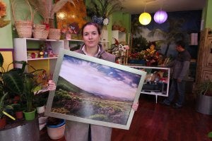 Beatriz Ballesteros, con una de sus fotos, en el interior de la floristería Naturadecor. :: LORENZO CORDERO/