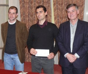 Fernando Peralta sujeta el sobre con su premio. ::
MAM/