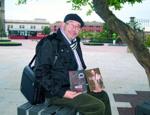 El nuevo escritor, Francisco Giraldo, con sus dos novelas. :: JSP/