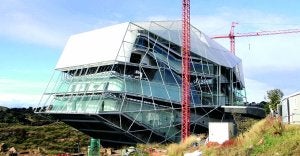 Vista del edificio del palacio de congresos de Plasencia, en el Berrocal, que lleva paralizado varios meses. :: ANDY SOLÉ/