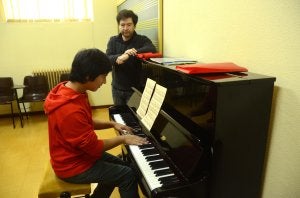 Un alumno en clase de piano en el Conservatorio de Música 'Esteban Sánchez'. :: BRÍGIDO/