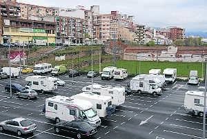 Autocaravanas en el parking de la Isla, una escena que volverá a repetirse en las próximas semanas. :: PALMA/