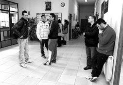 Alumnos en el centro de adultos de Plasencia ayer al término de los exámenes. :: ANDY SOLÉ/