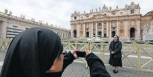 Unas monjas hacen fotografías en la plaza de San Pedro del Vaticano, que el próximo martes acogerá a más de un millón de personas. ::
VALDRIN XHEMAJ / EFE/