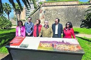Autoridades en un panel. :: J. V./