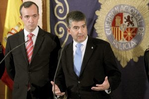 Francisco Martínez e Ignacio Cosidó, durante un acto de la Policía celebrado ayer. ::
CHEMA MOYA / EFE/