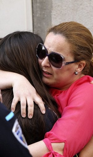 Dos familiares de las víctimas se abrazan. ::
M. C. MORENO / EFE/