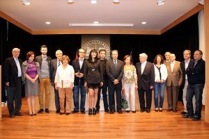 Algunos de los homenajeados en 'Maestros de las letras' y familiares, ayer en la presentación. :: M. N./