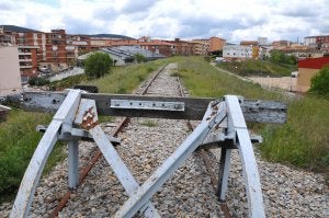 Actual tramo final del ferrocarril Plasencia-Astorga en el barrio de San Miguel. :: PALMA/
