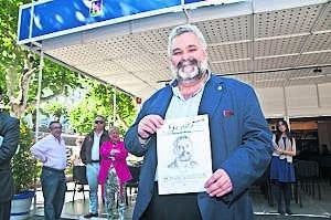García Calderón con la publicación-homenaje de la UBEx. :: PAKOPÍ/