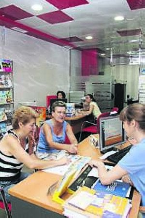 Los cacereños reservan estos días sus paquetes de vacaciones, en las agencias u on-line. :: MARISA NÚÑEZ/