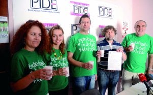 Miembros de PIDE celebran la sentencia sobre la extra. :: BRÍGIDO/