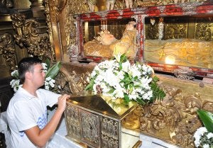 Un visitante contempla la imagen de la Virgen de la Asunción en su retablo. :: PALMA/