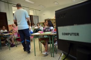 En las clases se colocan carteles en inglés para que los alumnos se vayan acostumbrando. :: BRIGIDO/