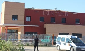 La Policía custodia uno de los locales propiedad del fallecido. :: C. P./