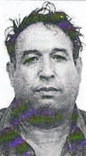 Antonio García Carbonell oculta la cara el día del juicio. ::
DAVID AIROB/LA VANGUARDIA
A la izquierda, el violador. A la derecha, Ahmed Toumouhi./