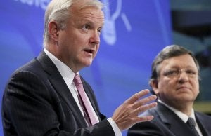 El comisario Olli Rehn, y el presidente de la Comisión Europea, José Manuel Durao Barroso, ayer en Bruselas. ::
OLIVIER HOSLET / EFE/