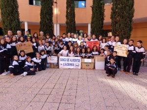 Alumnos del Giner de los Ríos con los alimentos recogidos. ::
S.E./